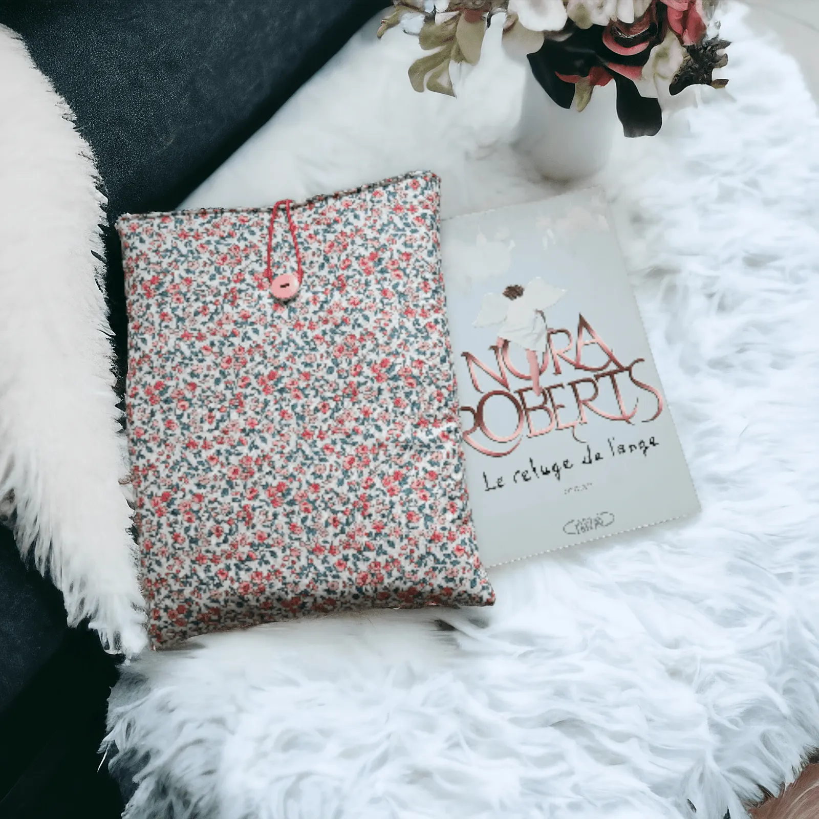 Pochette Protectrice en Coton Oeko-Tex – Fleurs Roses – Molletonnée, Fait Main – Dimensions 27×23 cm